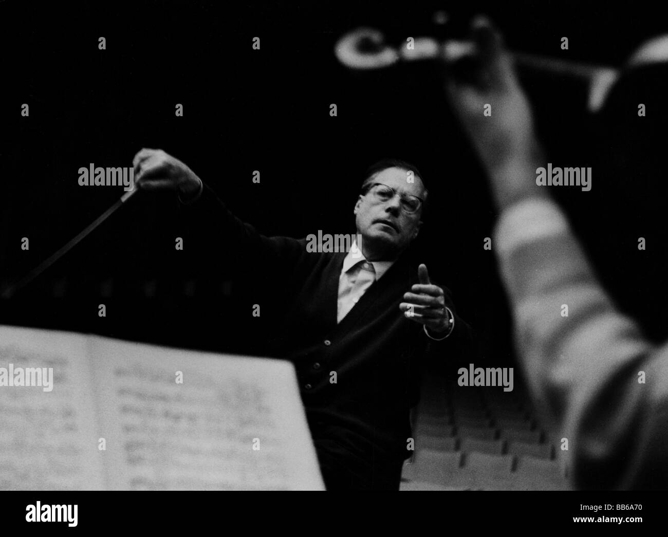Karl, Böhm 28.8.1894 - 14.8.1981, Austrian condutor, half length, conducting, Symphonie Orchestra of the Hessian broadcast, Stock Photo