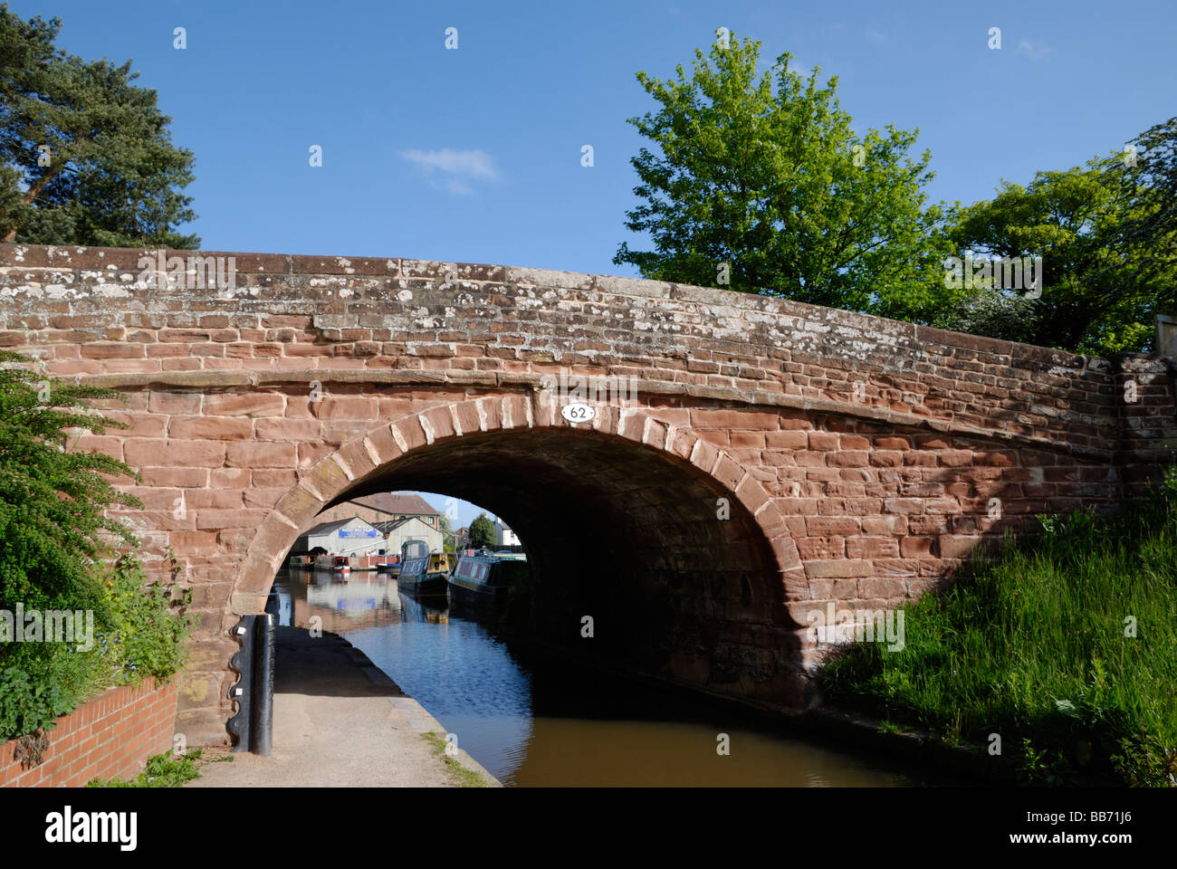 A bridge (No 62) over the Shropshire Union Canal at Market Drayton, Shropshire, England. Stock Photo