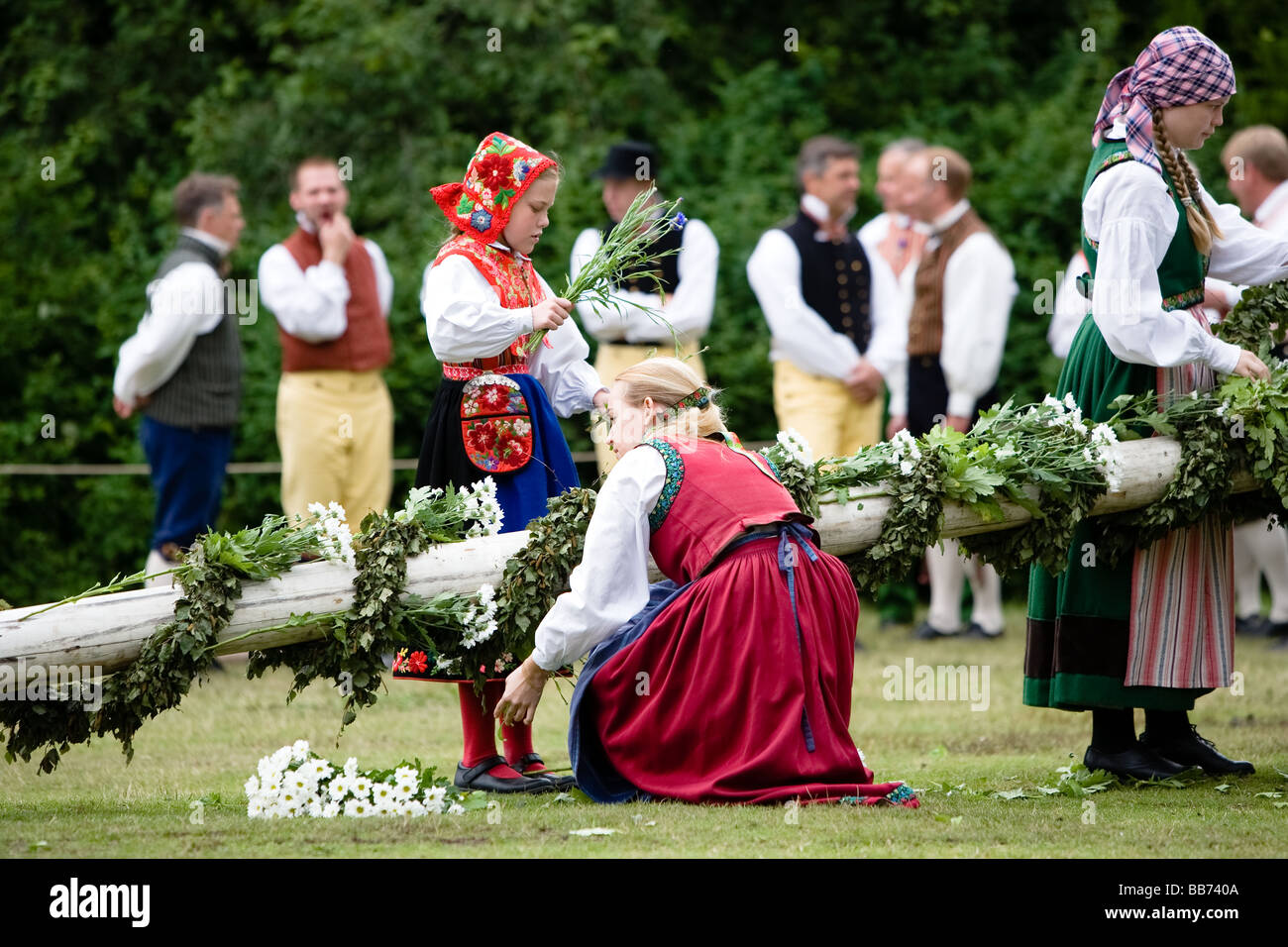 Dancing round the Maypole at Midsummer (Sweden Stock Photo Alamy