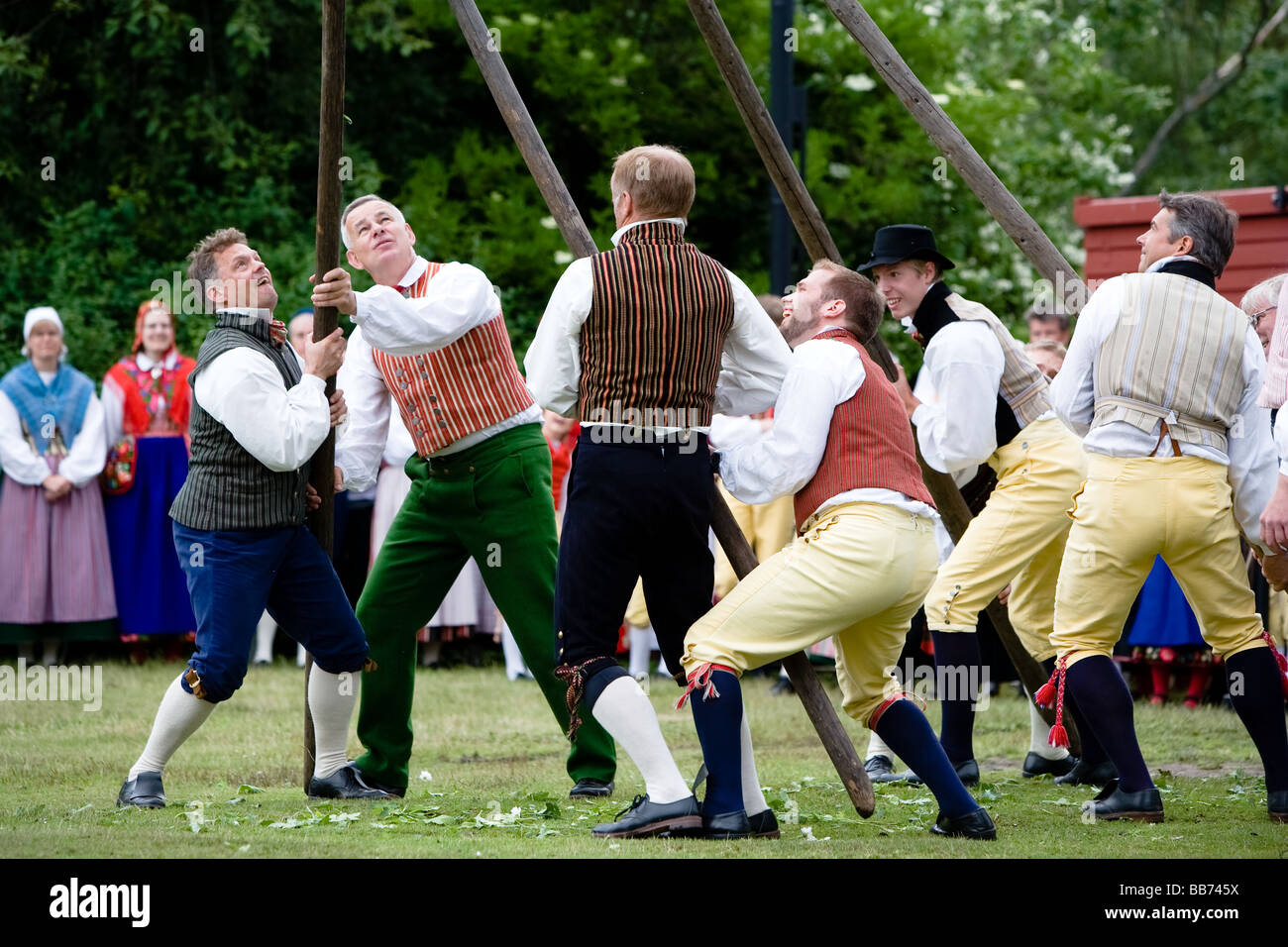 Dancing round the Maypole at Midsummer (Sweden Stock Photo Alamy