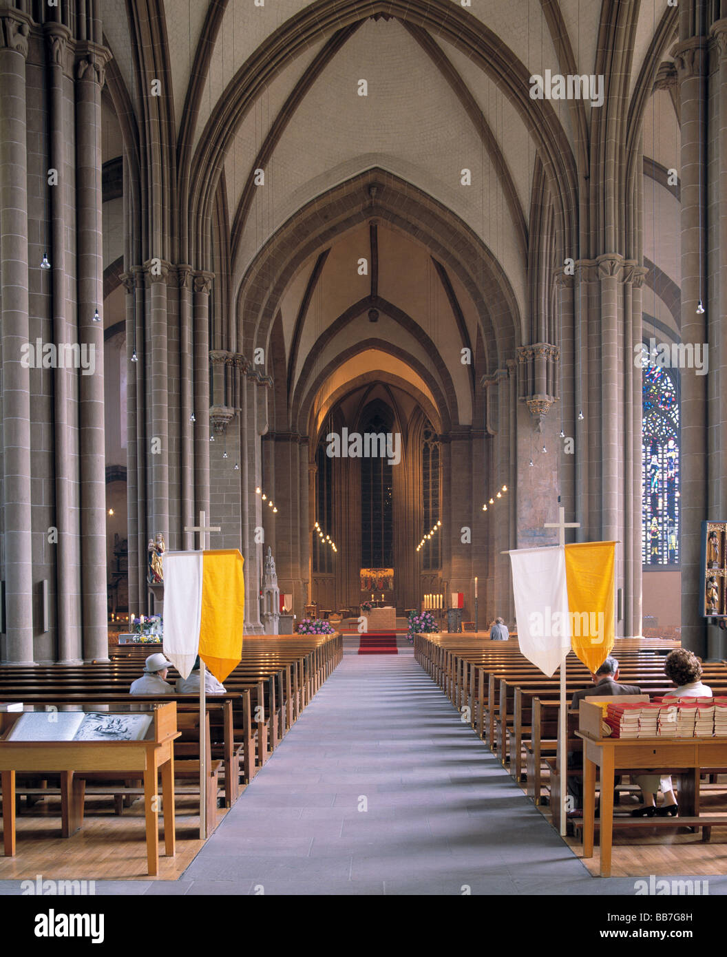 Innenansicht des Domes Sankt Petrus und Gorgonius mit Langhaus und Chorraum, geschmueckt mit Fahnen zum Fronleichnamsfest, Minden, Weser, Nordrhein-We Stock Photo