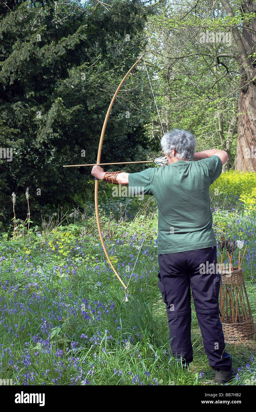 Woman action bow and arrow hi-res stock photography and images - Alamy