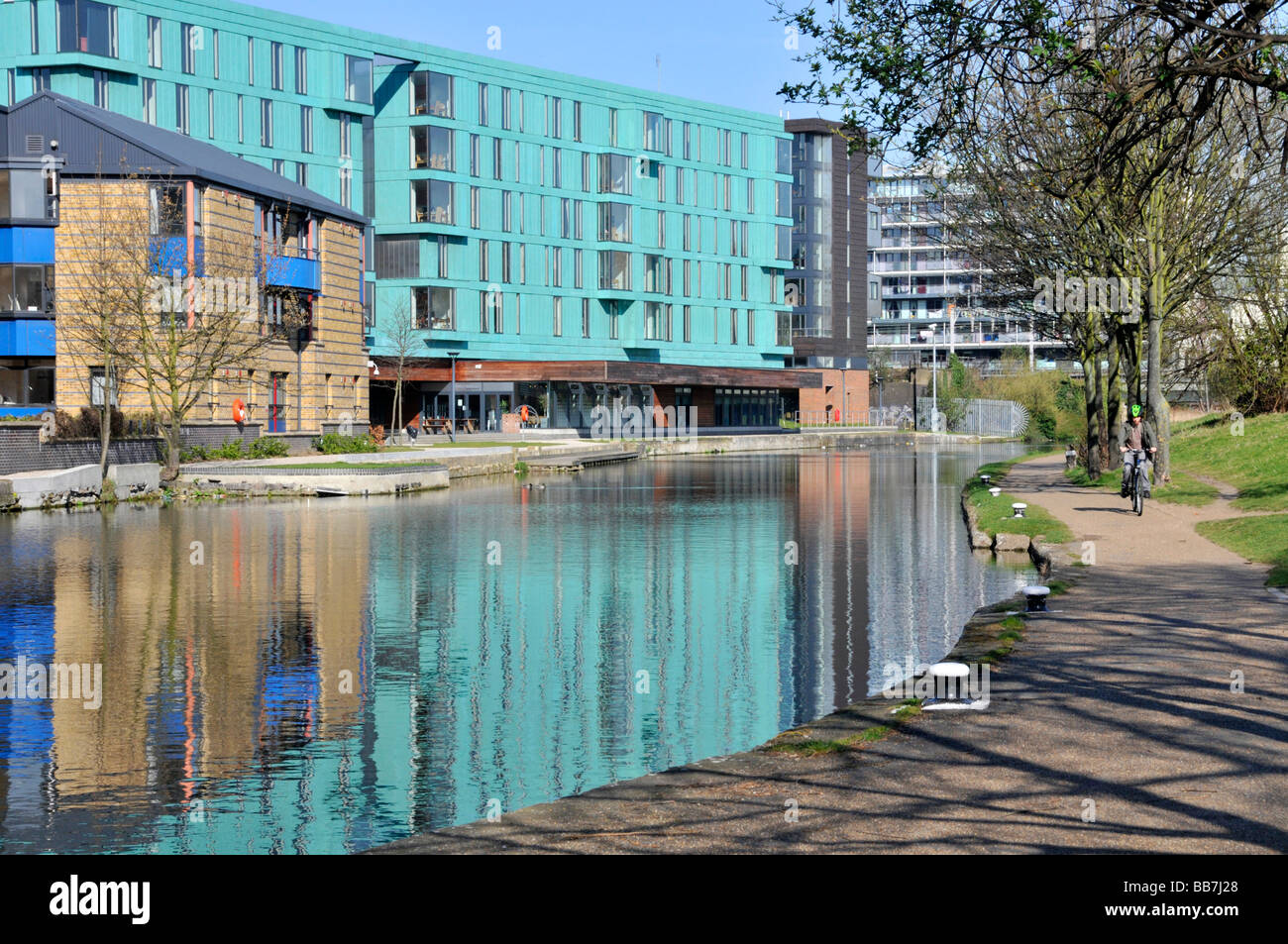 The Regents canal Mile End towpaths with Queen Mary University of London buildings alongside Stock Photo