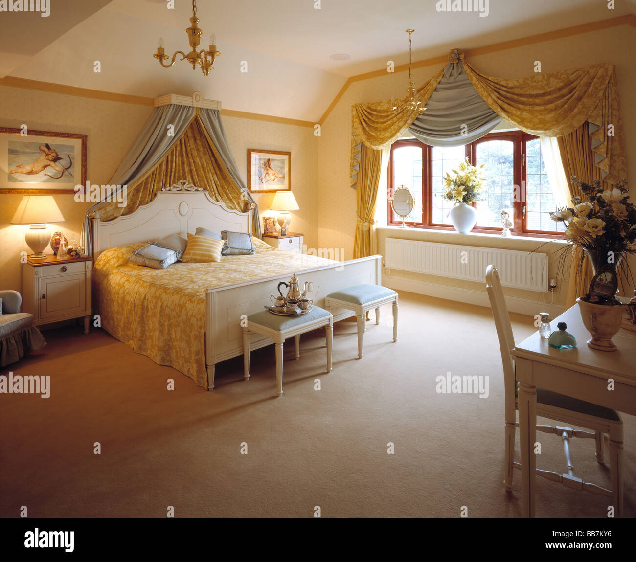 a beautiful traditional english bedroom Stock Photo Alamy