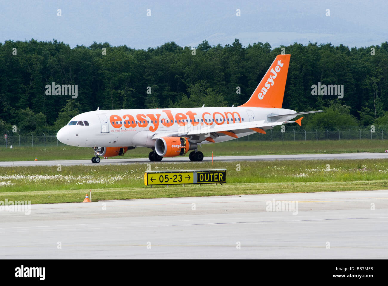 Easyjet Airbus A319-111 HB-JZM Airliner Landing at Geneva Airport Switzerland Geneve Suisse Stock Photo