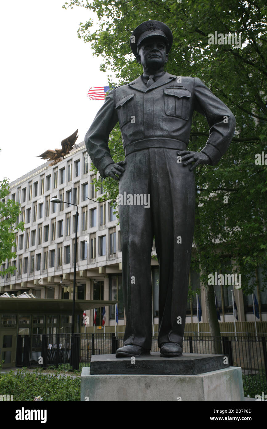 Statue of US President Eisenhower in front of US Embassy, Grovesnor Square, Mayfair, central London. Stock Photo