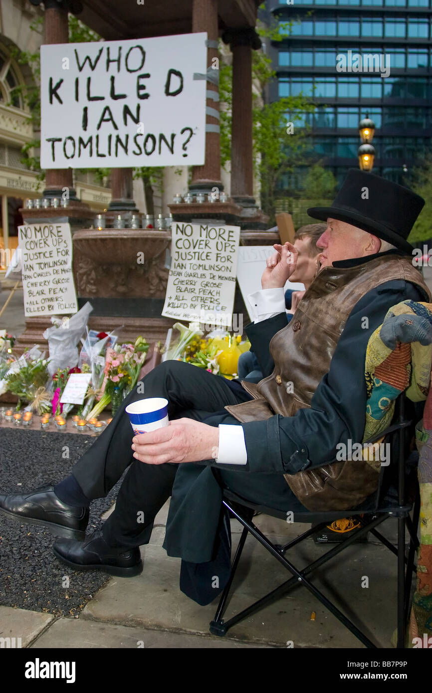 Chris Knight starts his night time vigil next to an ad hoc memorial to Ian Tomlinson Cornhill London 11 04 2009 Stock Photo