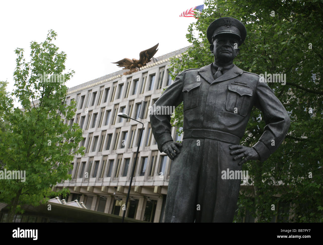 Statue of US President Eisenhower in front of US Embassy, Grovesnor Square, Mayfair, central London. Stock Photo