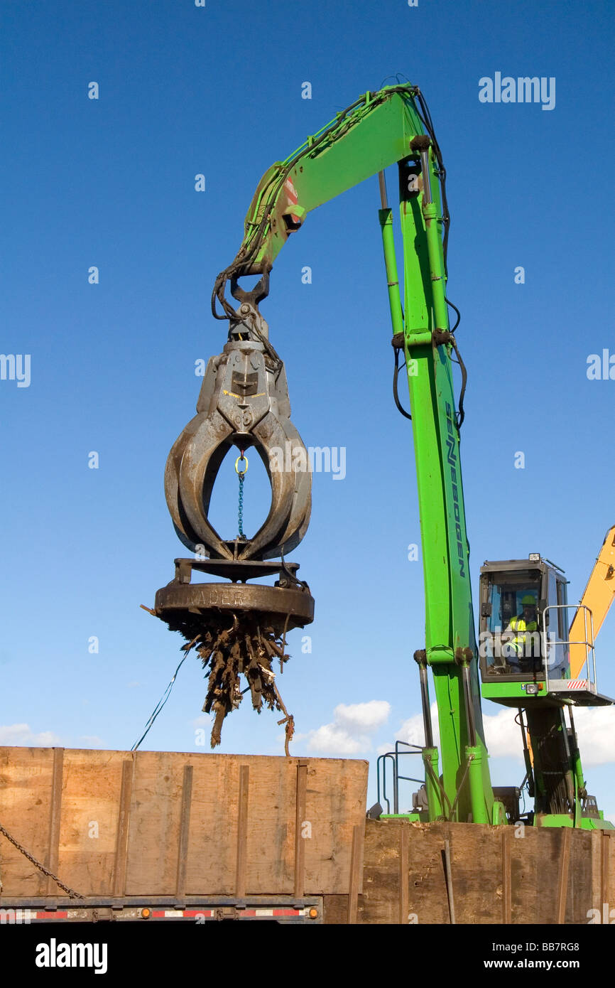 electromagnetic-crane-lifting-scrap-steel-for-recycling-at-the-pacific-BB7RG8.jpg