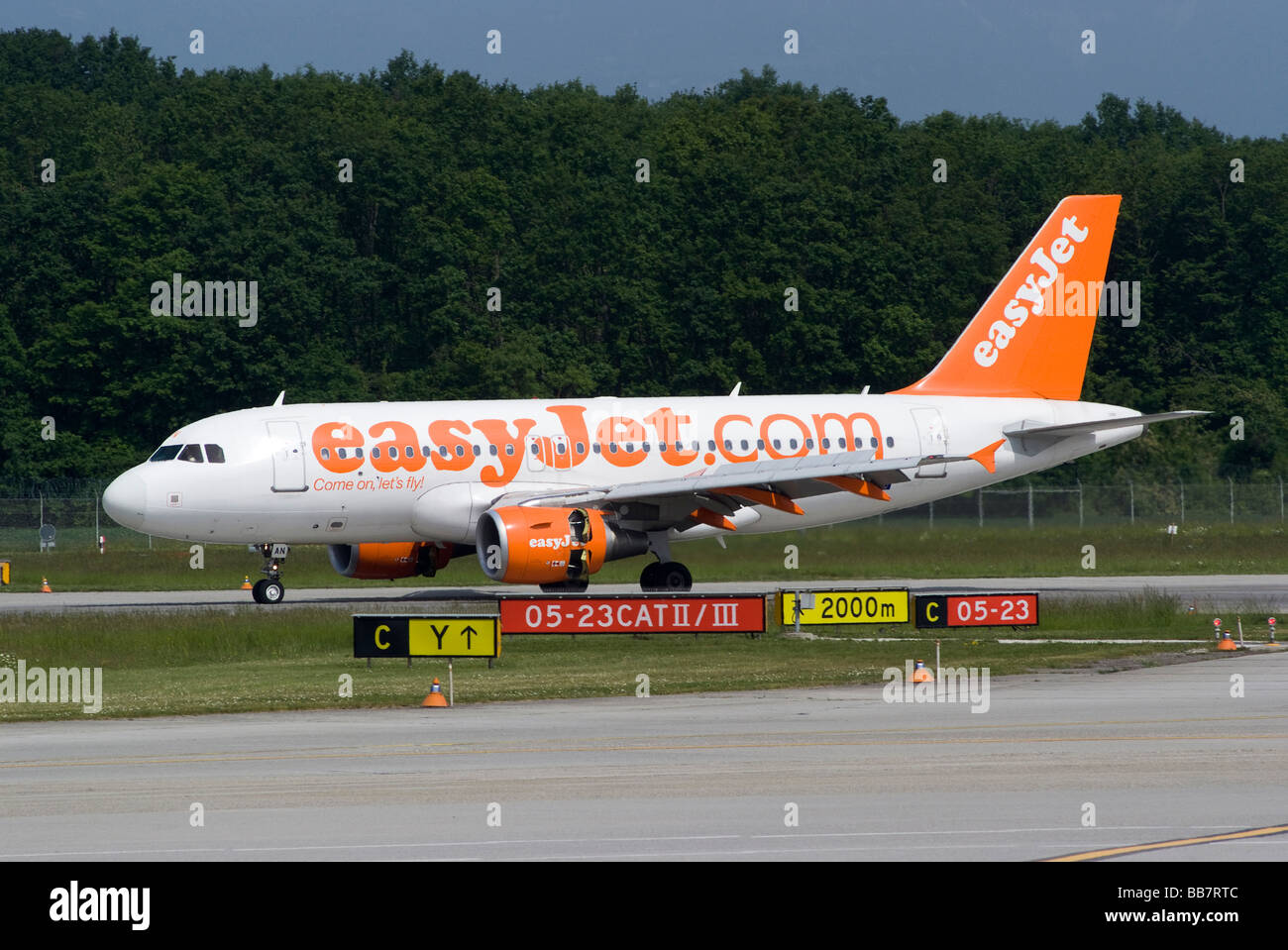 Easyjet Airlines Airbus A319-111 G-EZAN Airliner Landing at Geneva Airport Switzerland Geneve Suisse Stock Photo