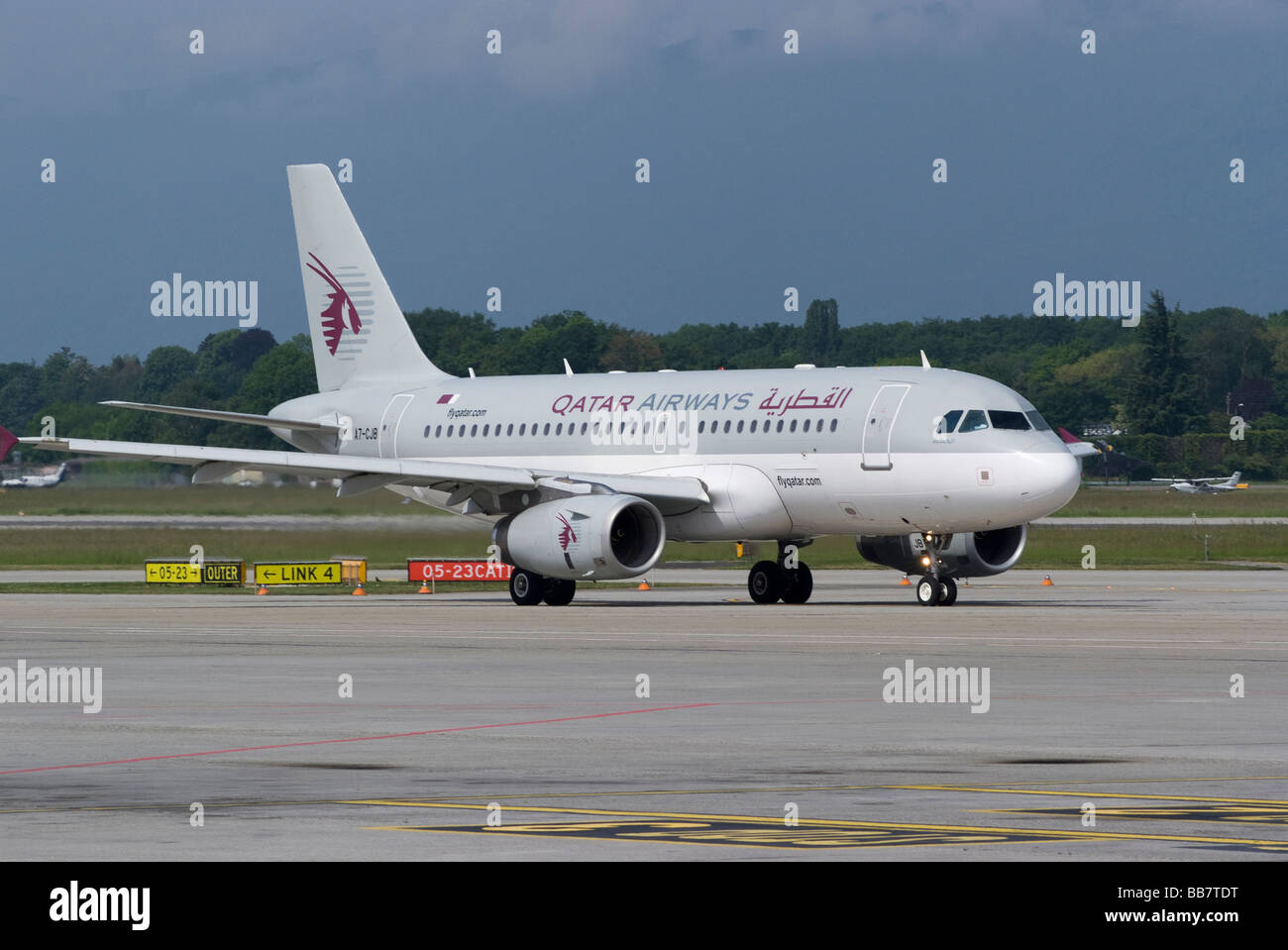 Qatar Airways Airbus A319-133 (LR) (CJ) A7-CJB Taxiing at Geneva Airport Switzerland Geneve Suisse Stock Photo
