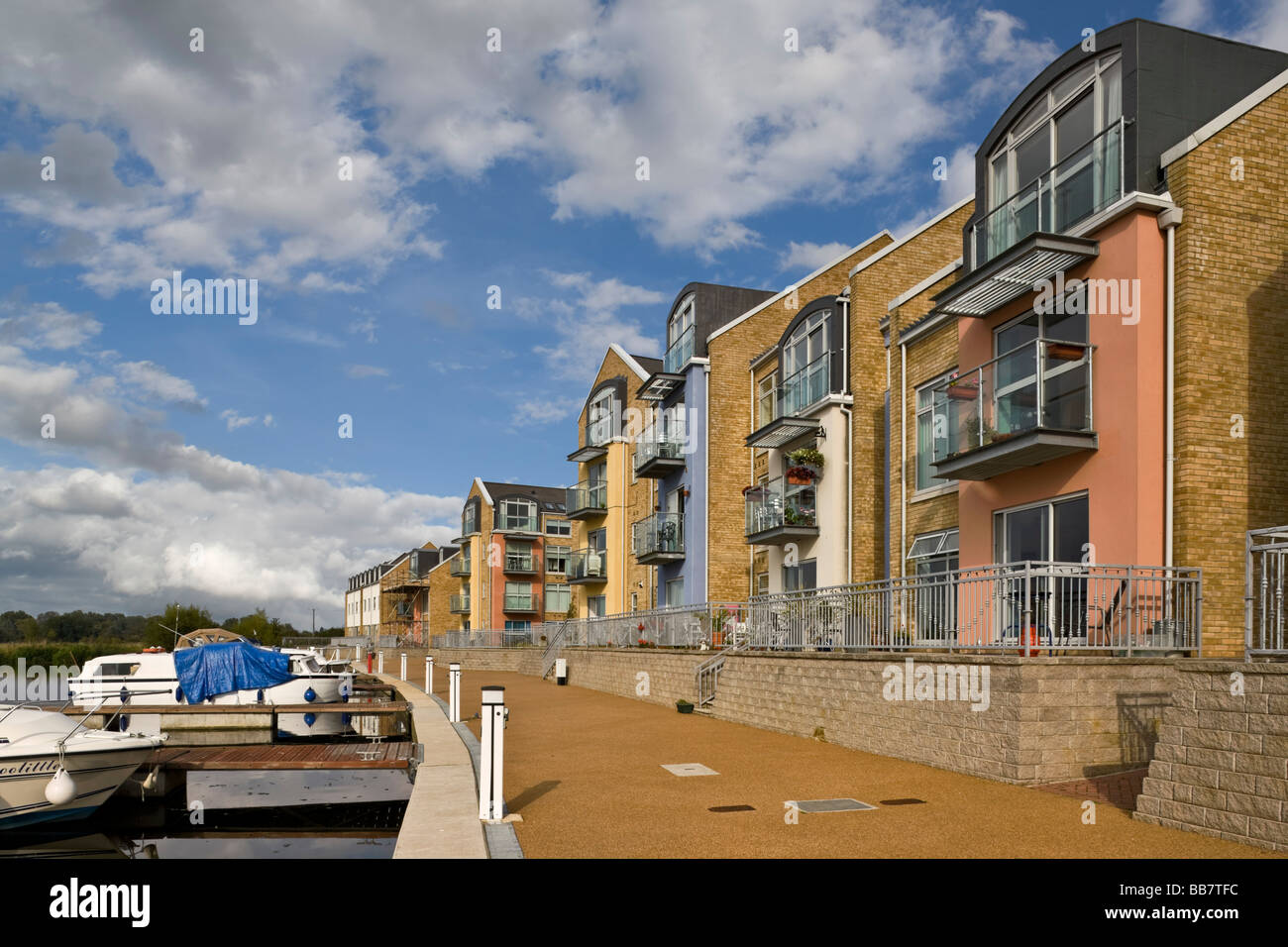 Waterside housing at Eynesbury St Neots Stock Photo Alamy