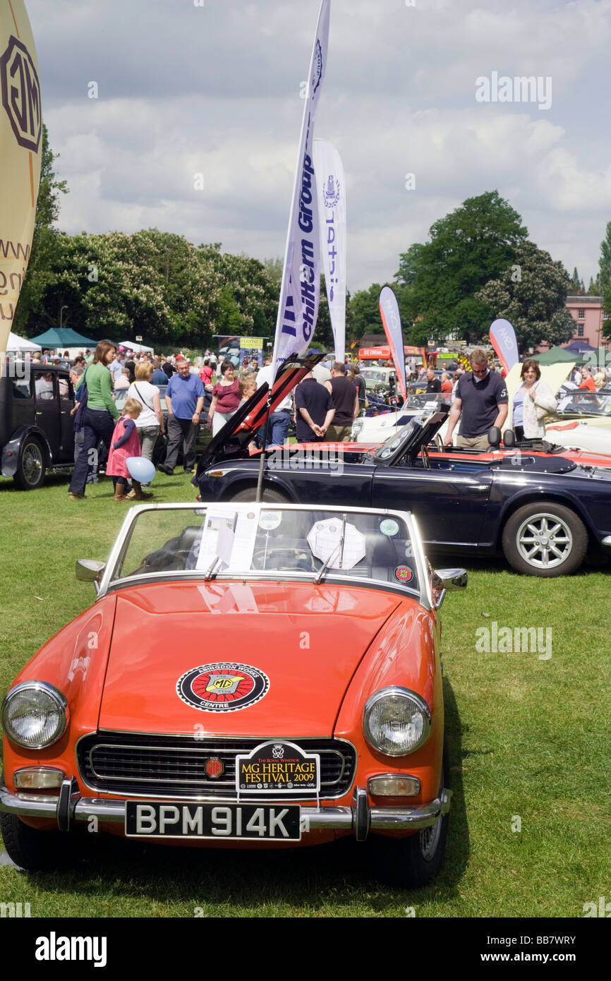 Crowds of people at the Wallingford Classic car  rally, Wallingford, Oxfordshire, UK Stock Photo