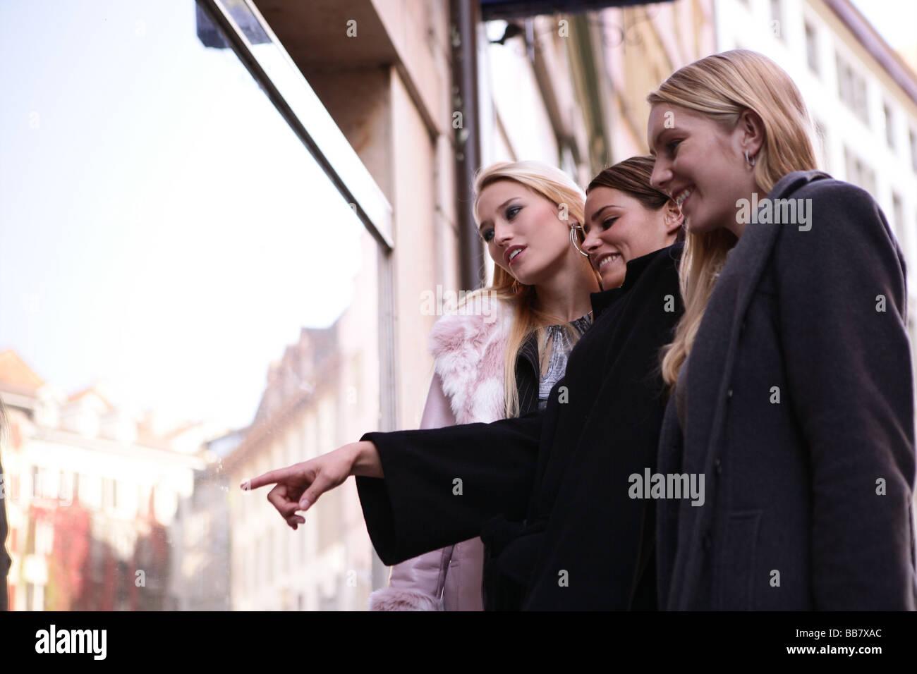 Three young women at shop hi-res stock photography and images - Alamy