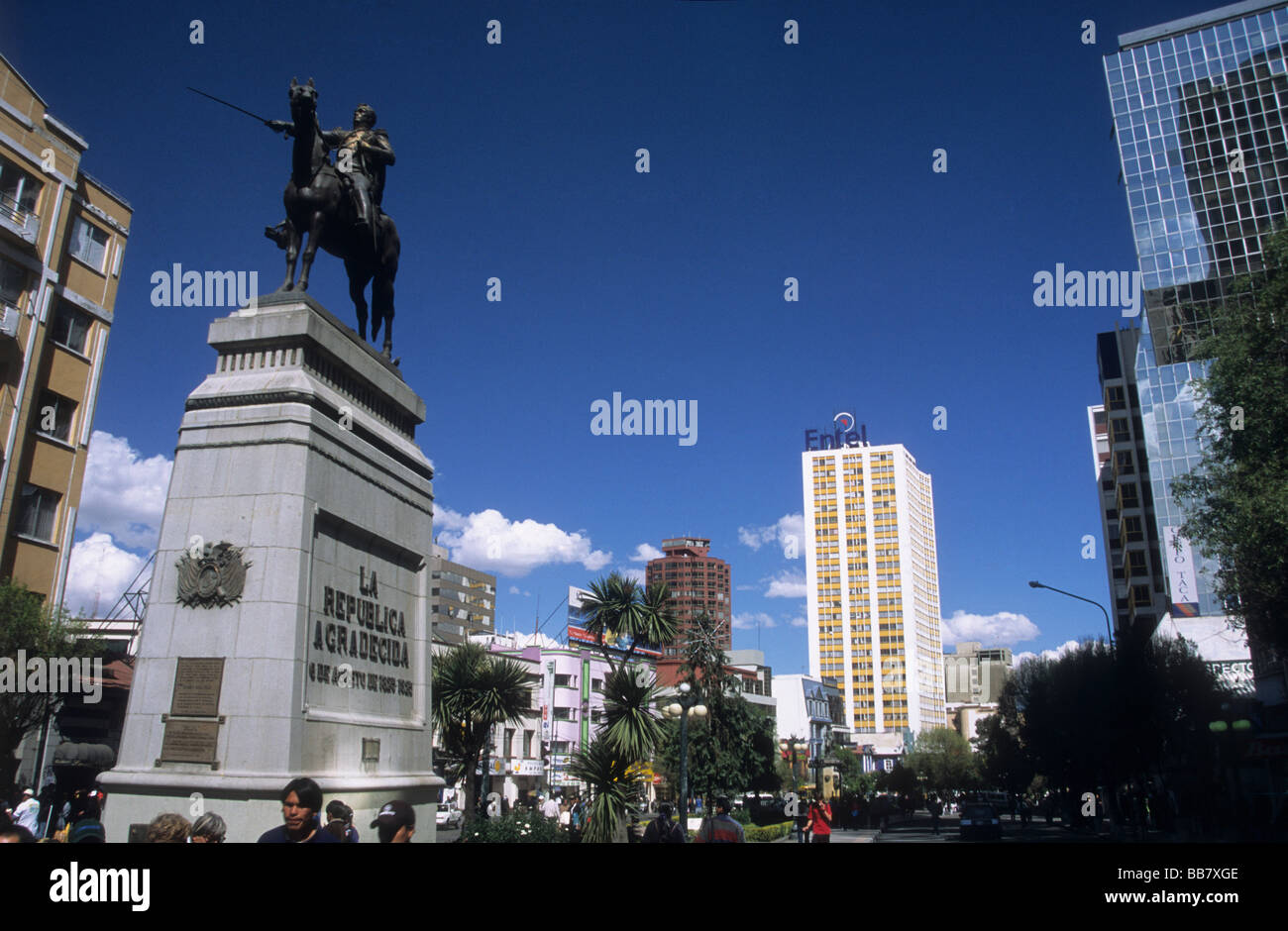 Simon Bolivar monument, Edificio Alameda building (white / yellow) in background, Paseo del Prado / Avenida 16 del Julio, La Paz, Bolivia Stock Photo