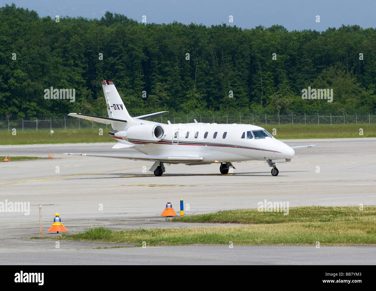 netjets cessna 560 xl citation jet xls cs dxv business jet taxiing citation 560