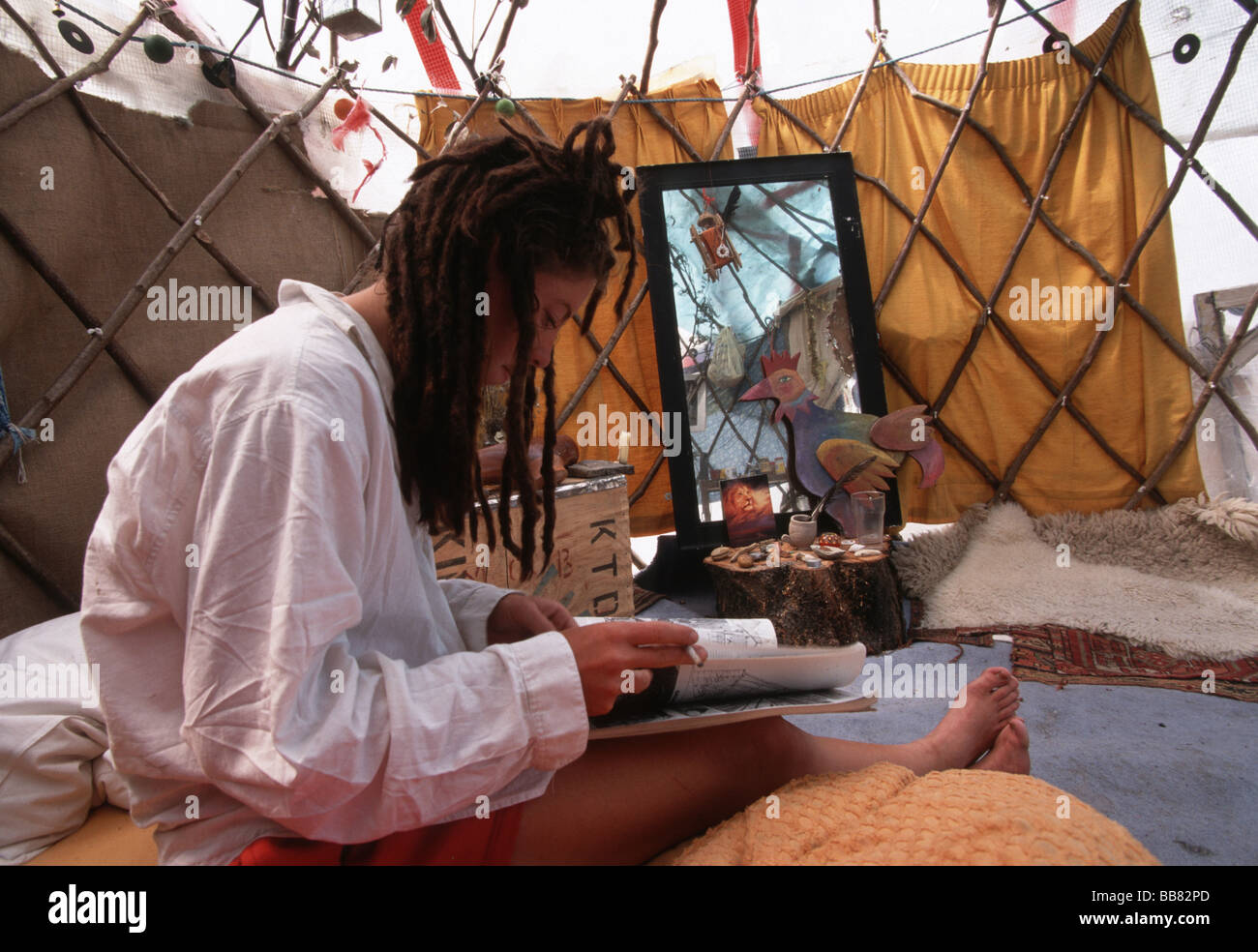 Anyja in her homemade yurt , Pure Genius site Wandsworth Eco village Stock Photo