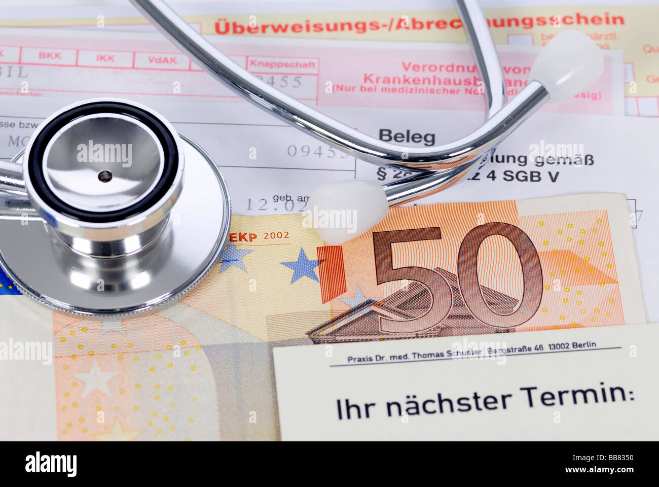 Doctor's receipts and banknote, symbolic photo of preferential doctor's