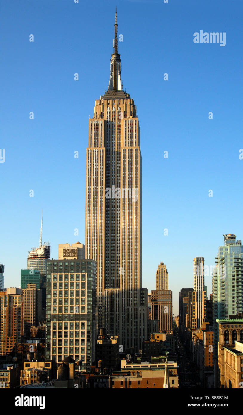 The Empire State Building overtops the other skyscrapers in Manhattan ...