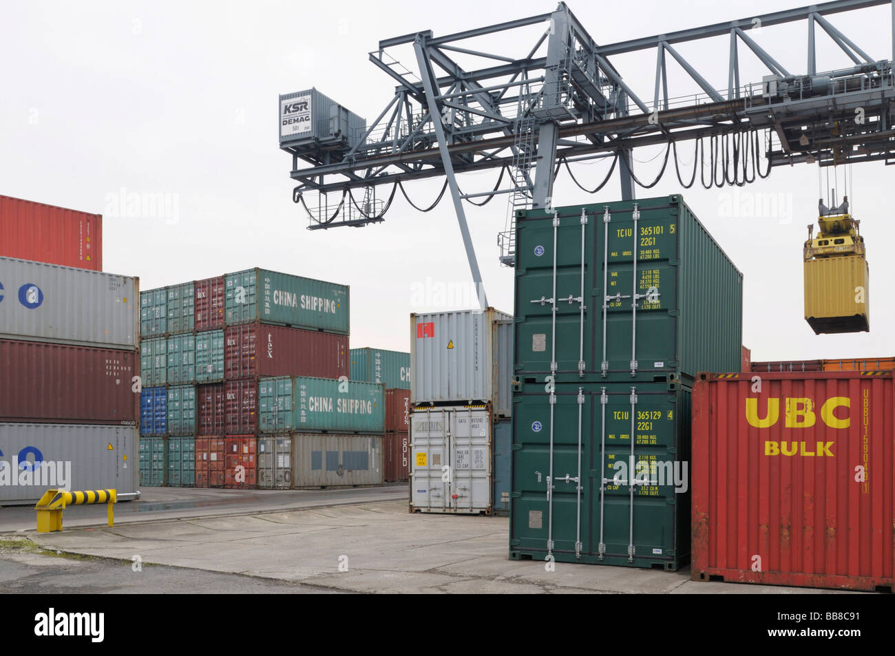 Bonn Container Terminal, gantry crane lifting a container, bimodal handling, North Rhine-Westphalia, Germany, Europe Stock Photo