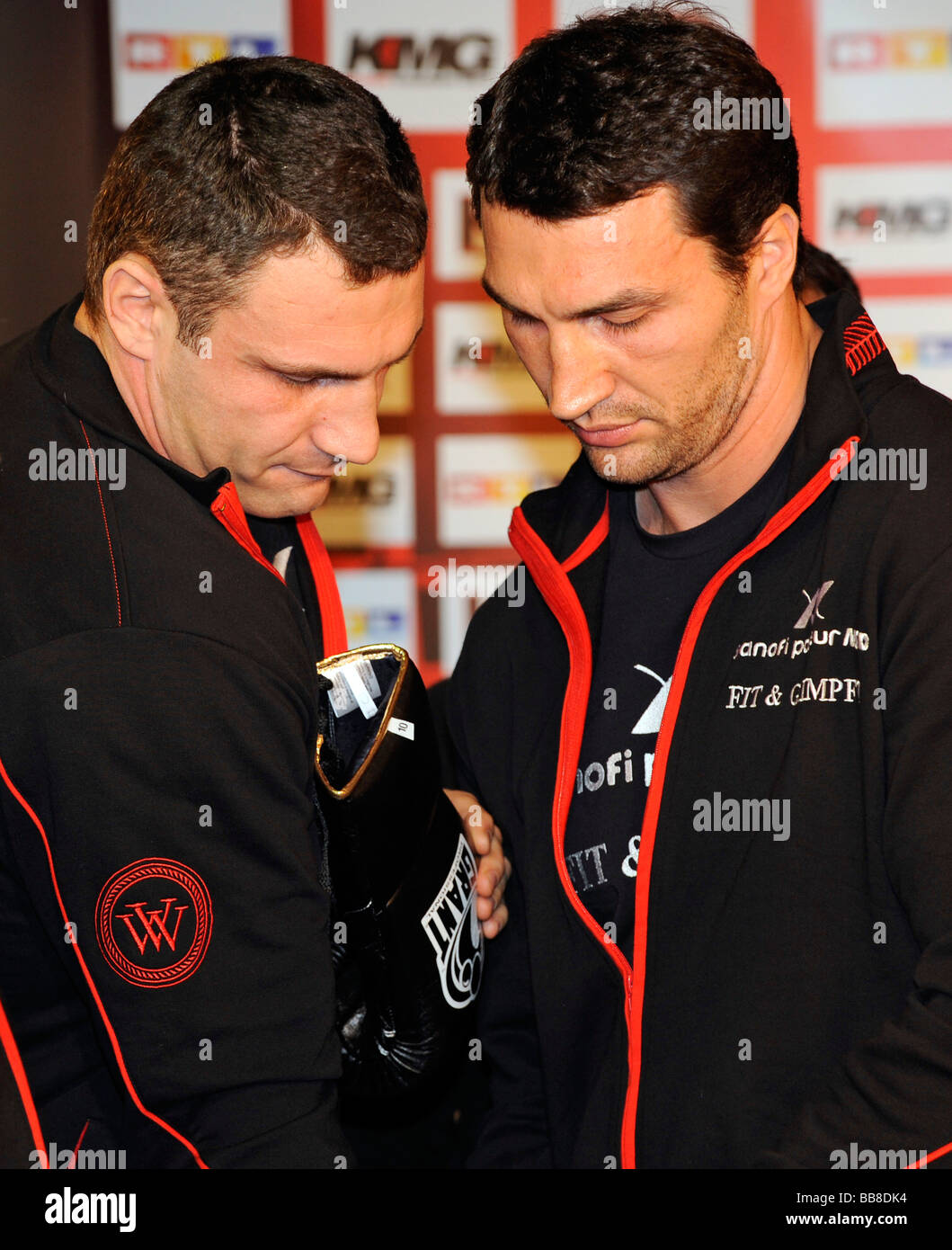 Boxing World Championship fight WBC Super Vitali Witali KLITSCHKO on the left choosing boxing gloves with his brother Wladimir  Stock Photo