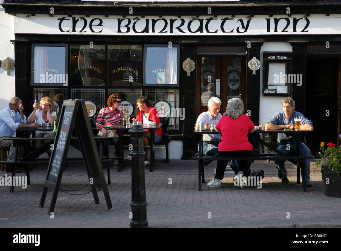 The Bunratty Inn, Irish Pub, exterior, Schull or Skull, Cork, Ireland Stock Photo