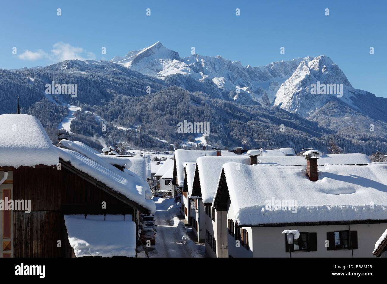 Wintery Garmisch-Partenkirchen, Partenkirchen district, in the distance, Wetterstein Range with Alpspitz Mountain and Zugspitze Stock Photo