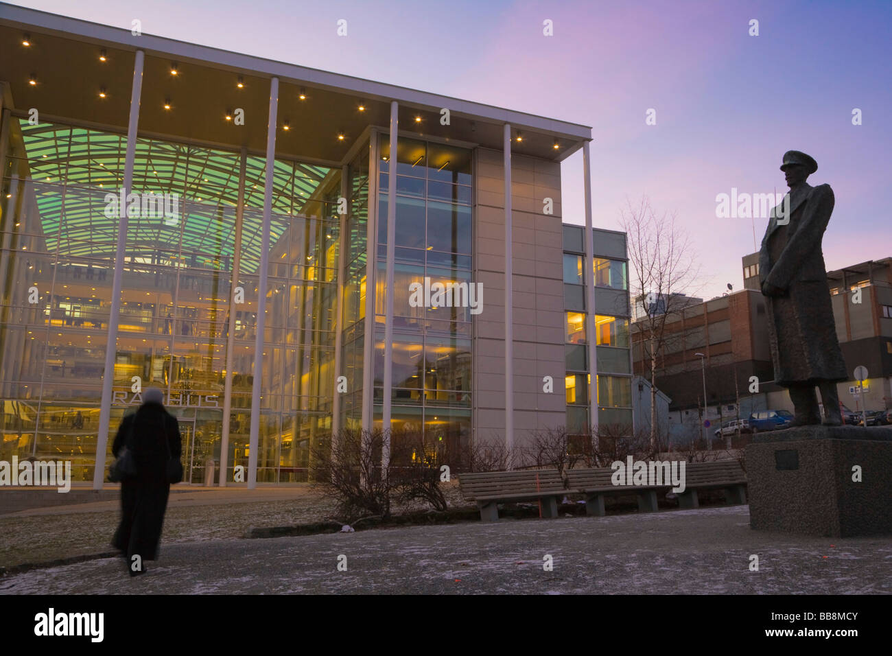 New City Hall, Radhus, and statue of King Hakon VII, polar night ...