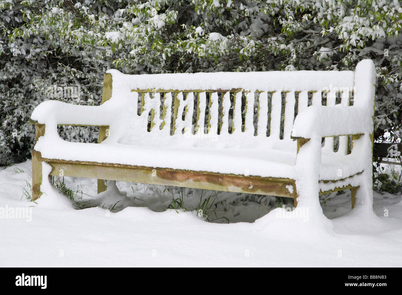 Snowy bench, Sulhamstead Abbots, Reading, Berkshire, England, United Kingdom Stock Photo