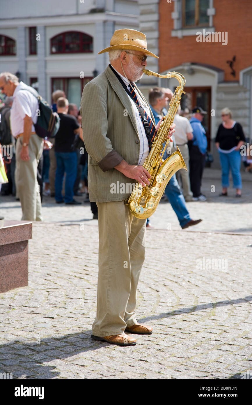 Street musician, Town Hall Square, Ratslaukums, old town, Vecriga, Riga, Latvia Stock Photo