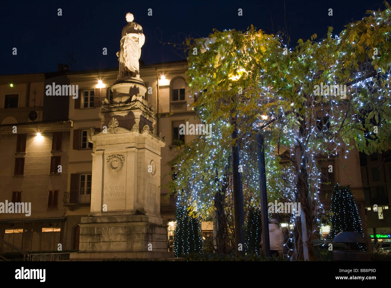 Alessandro Volta sculpture at Piazza Volta at night, Como on Lake Como, Lombardy, Italy, Europe Stock Photo