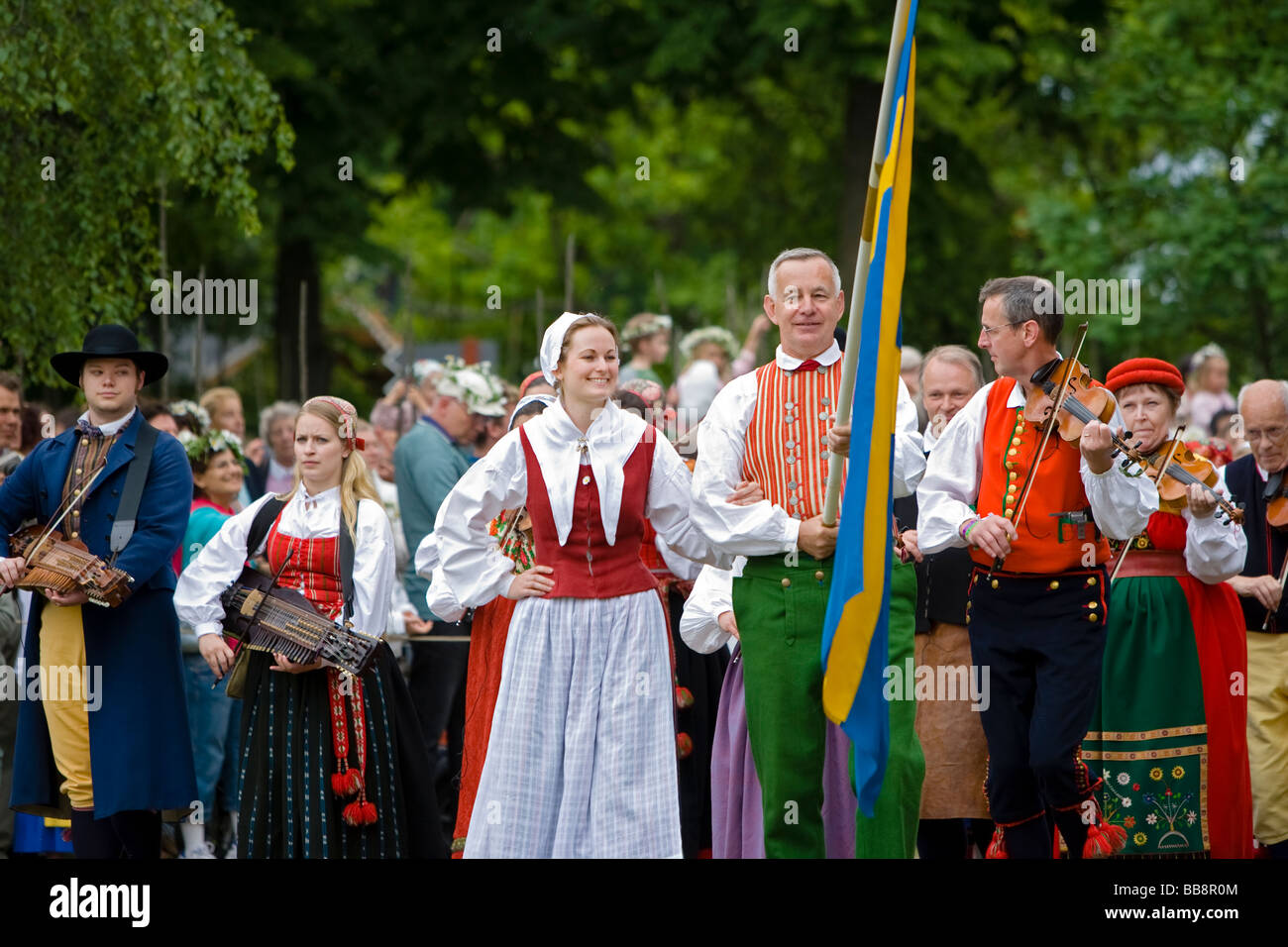 Dancing round the Maypole at Midsummer (Sweden Stock Photo Alamy