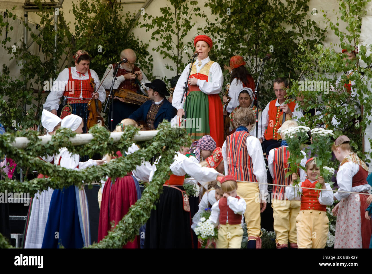 Dancing round the Maypole at Midsummer (Sweden Stock Photo Alamy