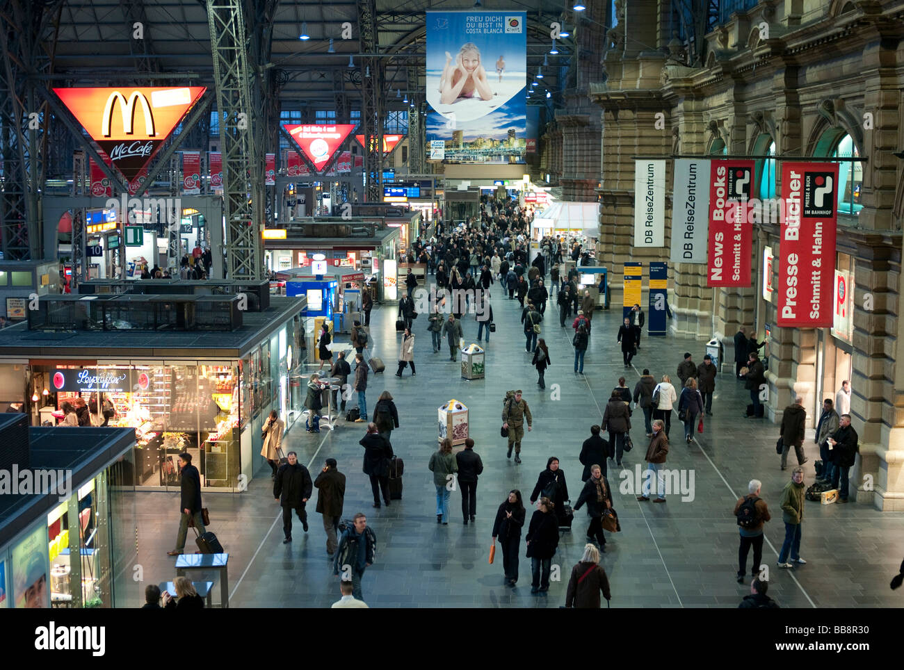 Crowds in the main station, Frankfurt Hauptbahnhof, Frankfurt, Hesse, Germany. Stock Photo
