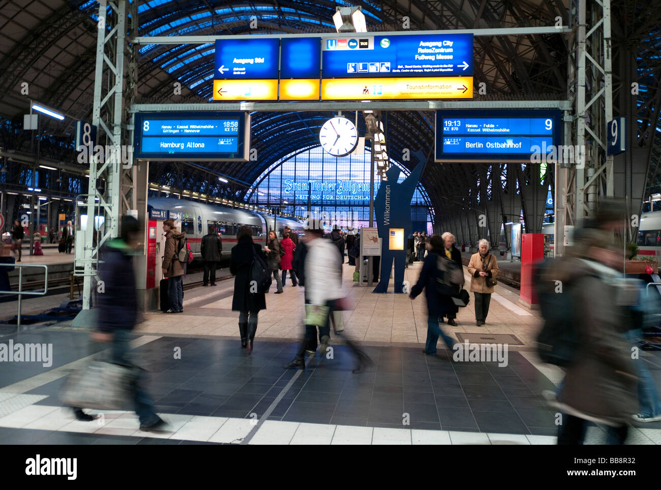 Crowds in the main station, Frankfurt Hauptbahnhof, Frankfurt, Hesse, Germany. Stock Photo