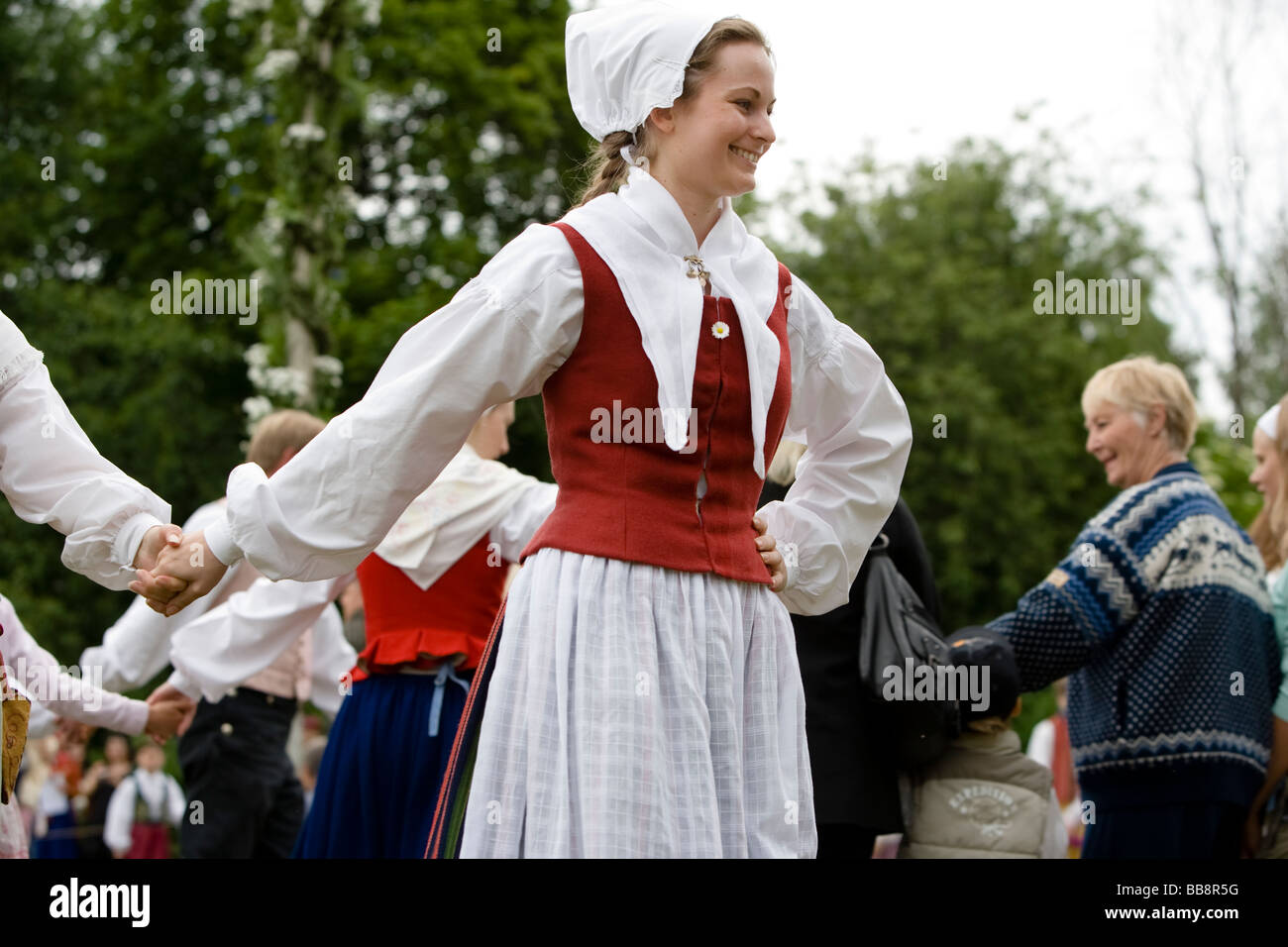 Dancing round the Maypole at Midsummer (Sweden Stock Photo Alamy