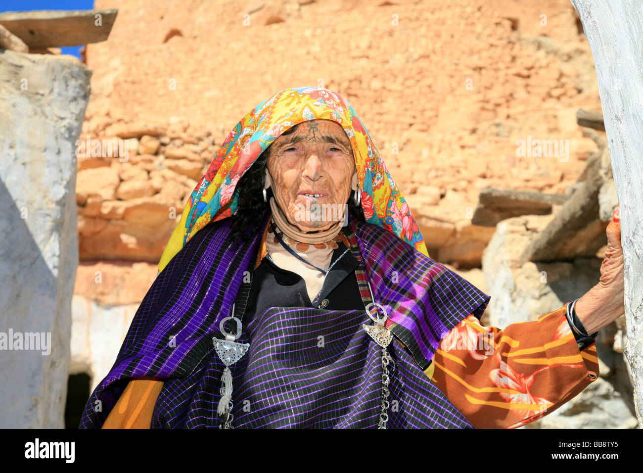 Elderly Berber woman in traditional attire in Chenini, Tunisia Stock Photo