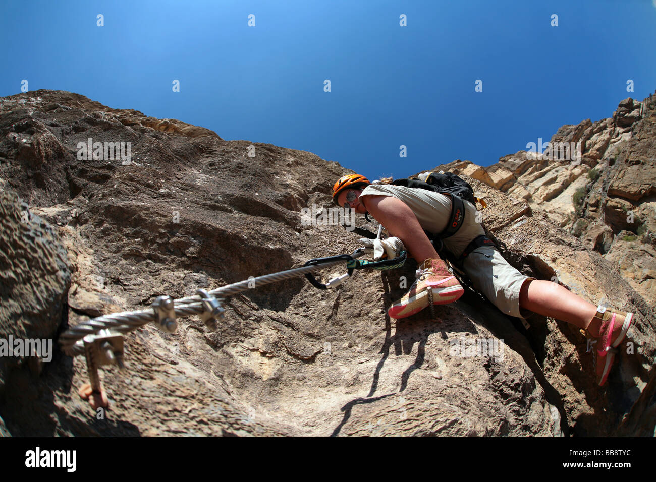 Climbing “Oman's Grand Canyon” via the Ferrata route to the top-plateau of Jebel Shams in Oman Stock Photo