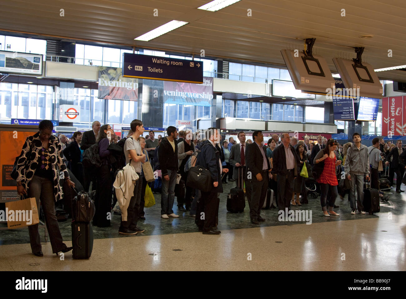 1960s Train Station Uk Hi-res Stock Photography And Images - Alamy