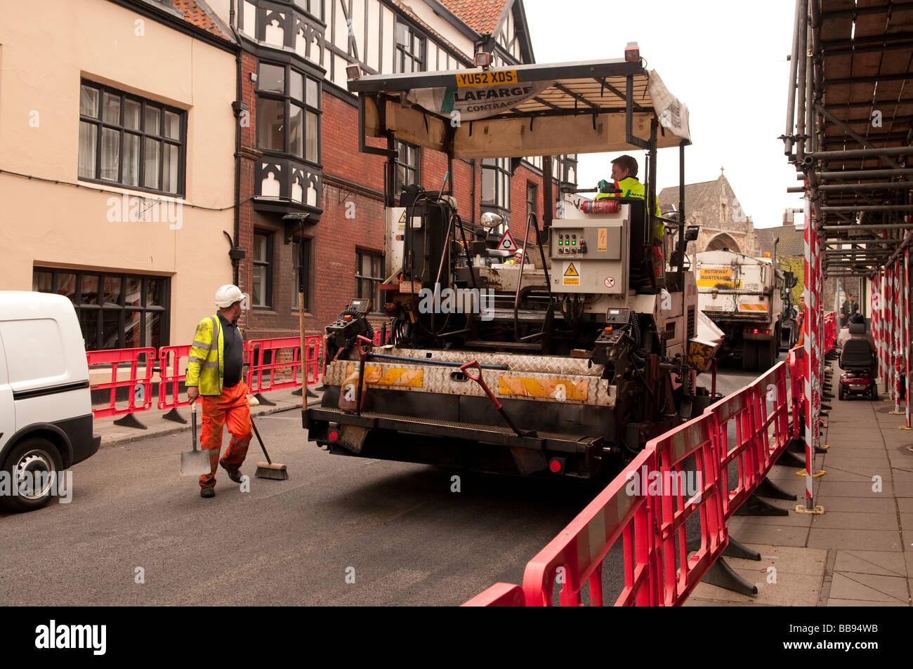 workmen re-laying the tarmac on a road in Norwich Stock Photo