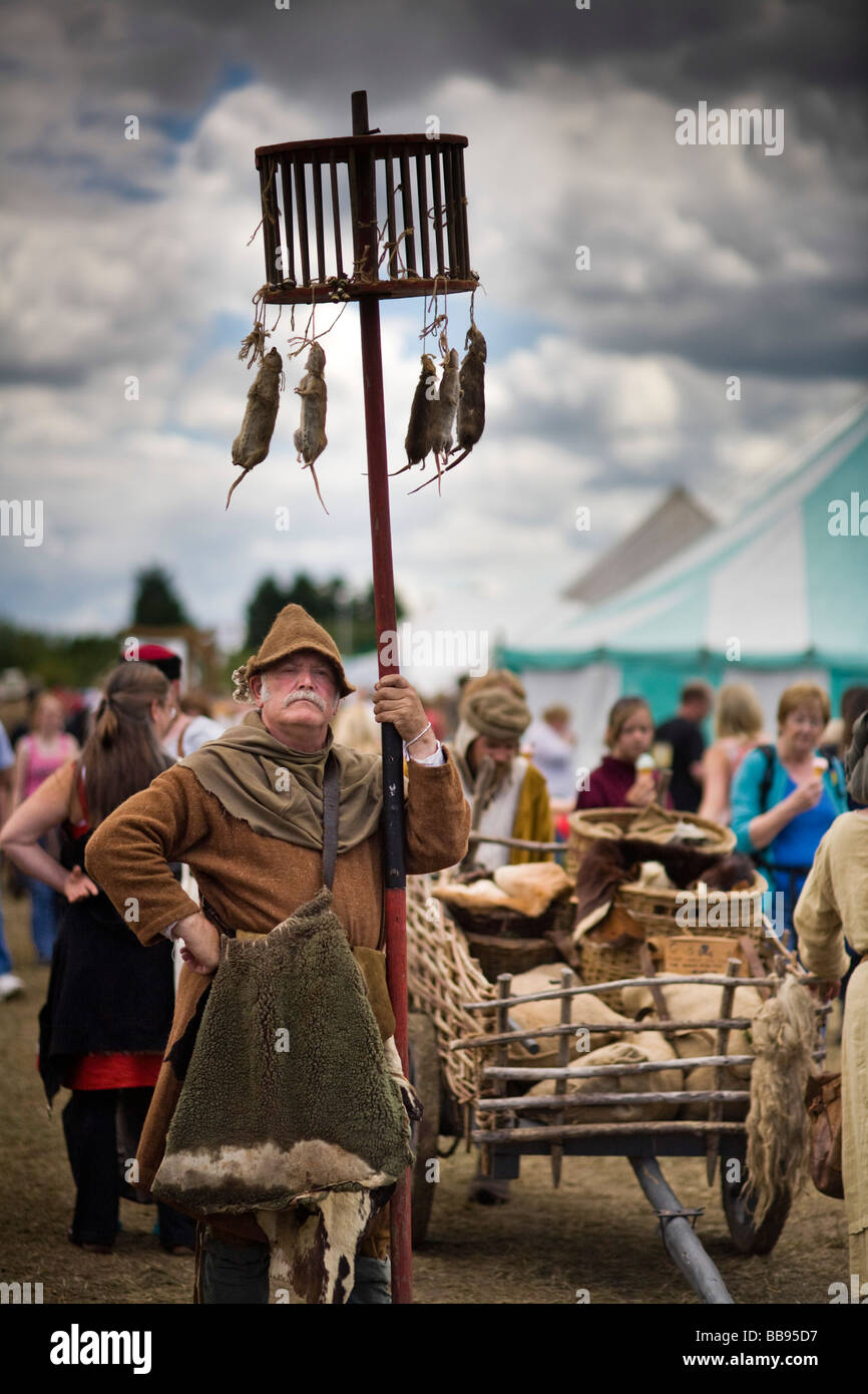 https://c8.alamy.com/comp/BB95D7/reenactor-dressed-as-medieval-rat-catcher-at-tewkesbury-medieval-festival-BB95D7.jpg