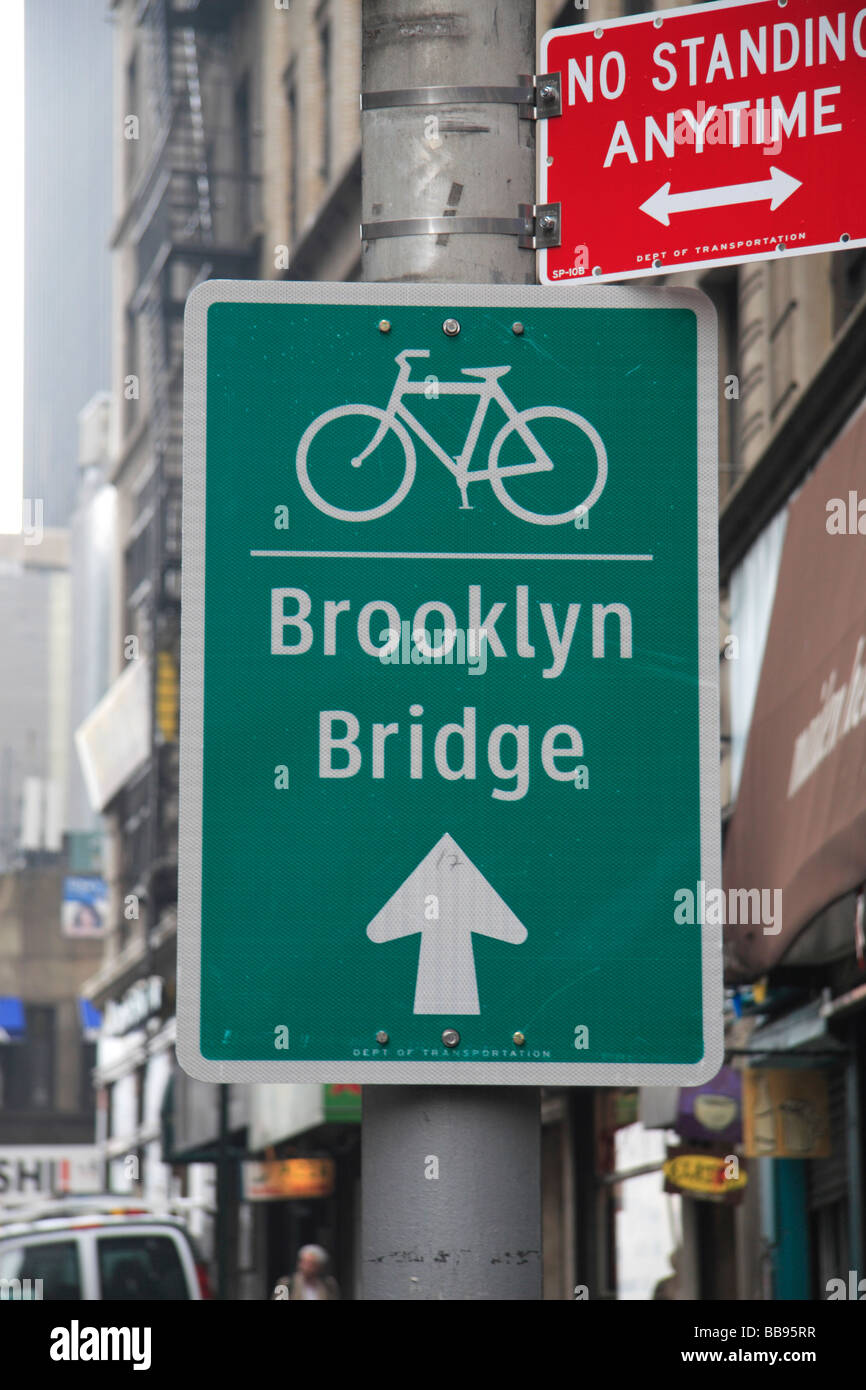 A generic road sign directing cyclists to the Brooklyn Bridge, New York. Stock Photo