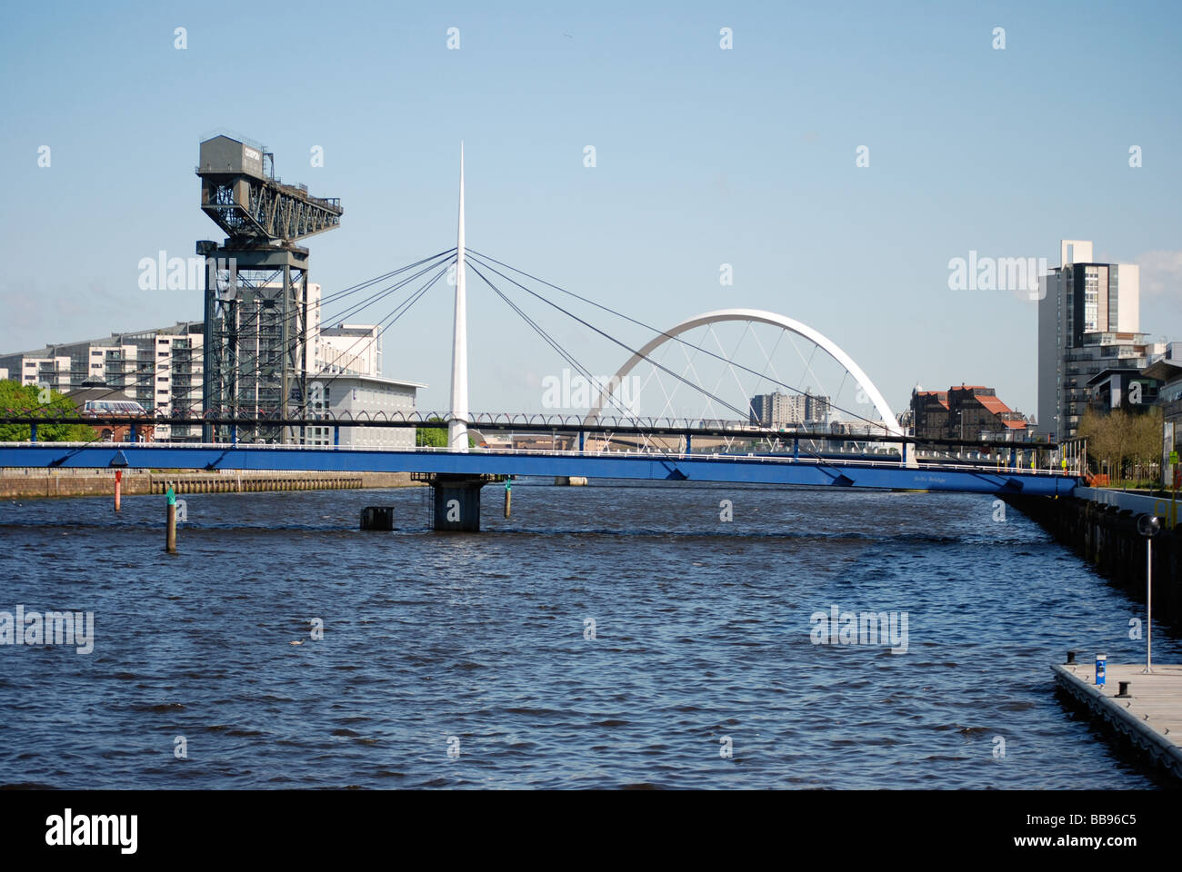 Glasgow River Clyde view of Squinty Bridge (Clyde Arc) and Finnieston Crane Stock Photo