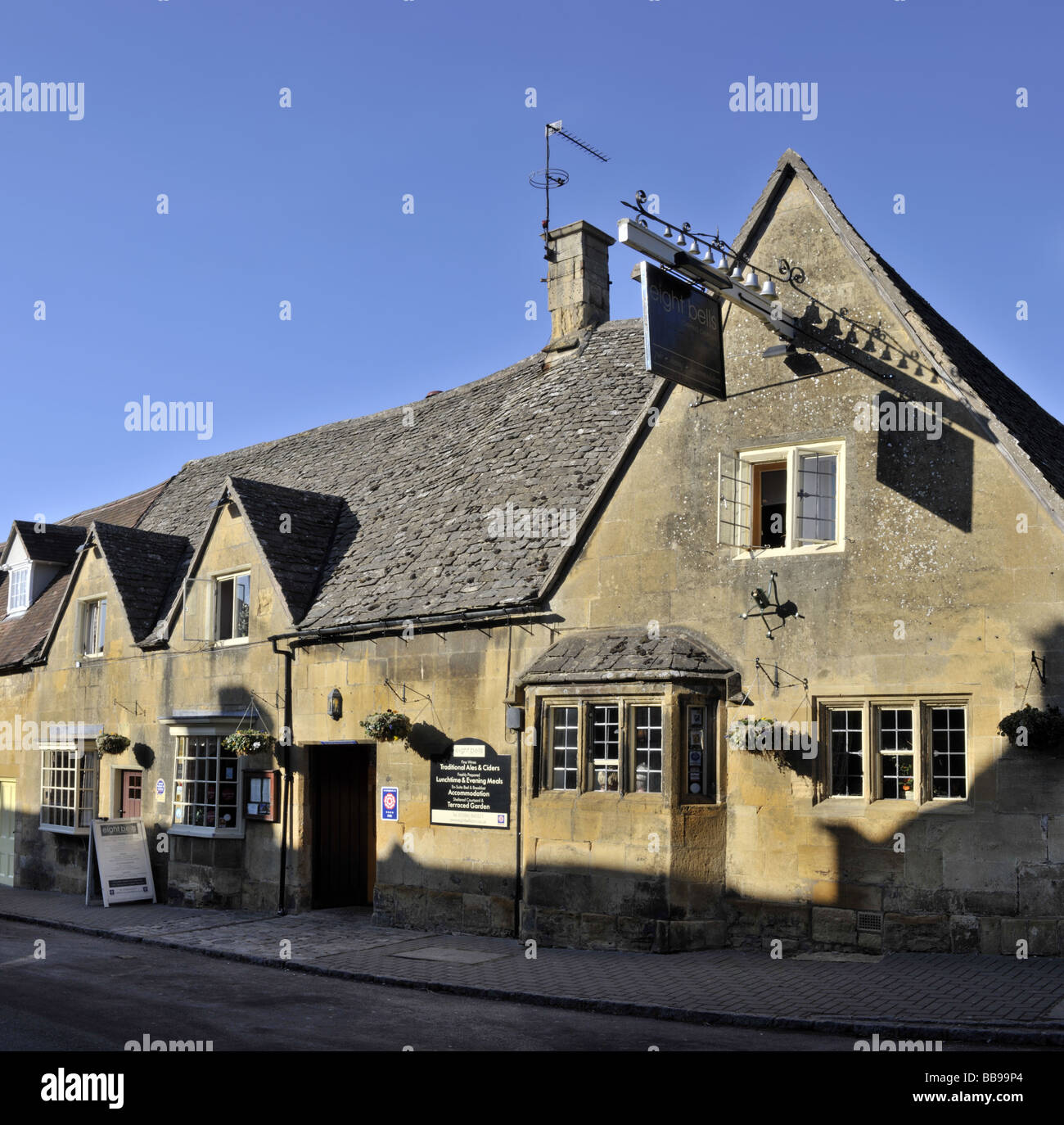 england gloucestershire the cotswolds chipping campden eight bells pub honey coloured stone building Stock Photo