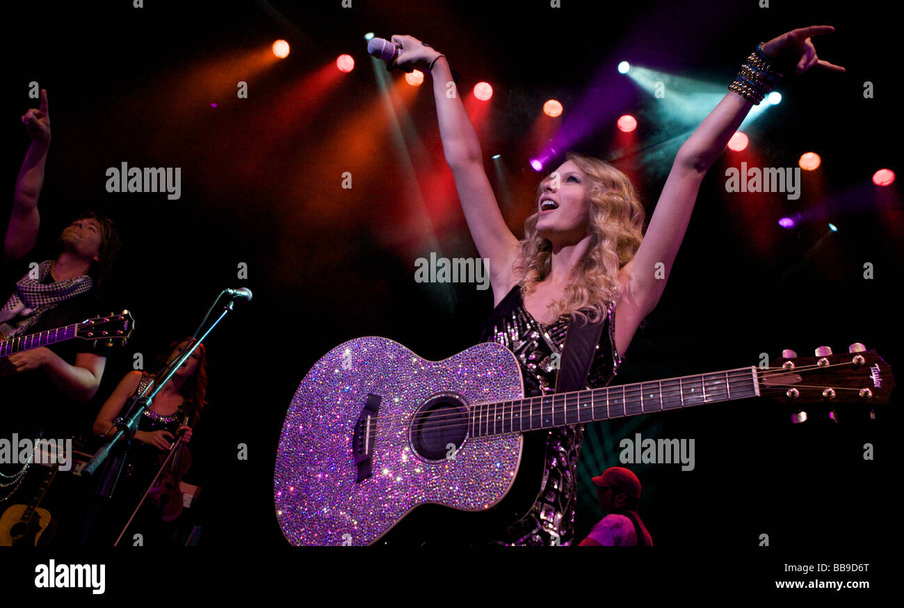 Taylor swift shepherds bush hi-res stock photography and images - Alamy