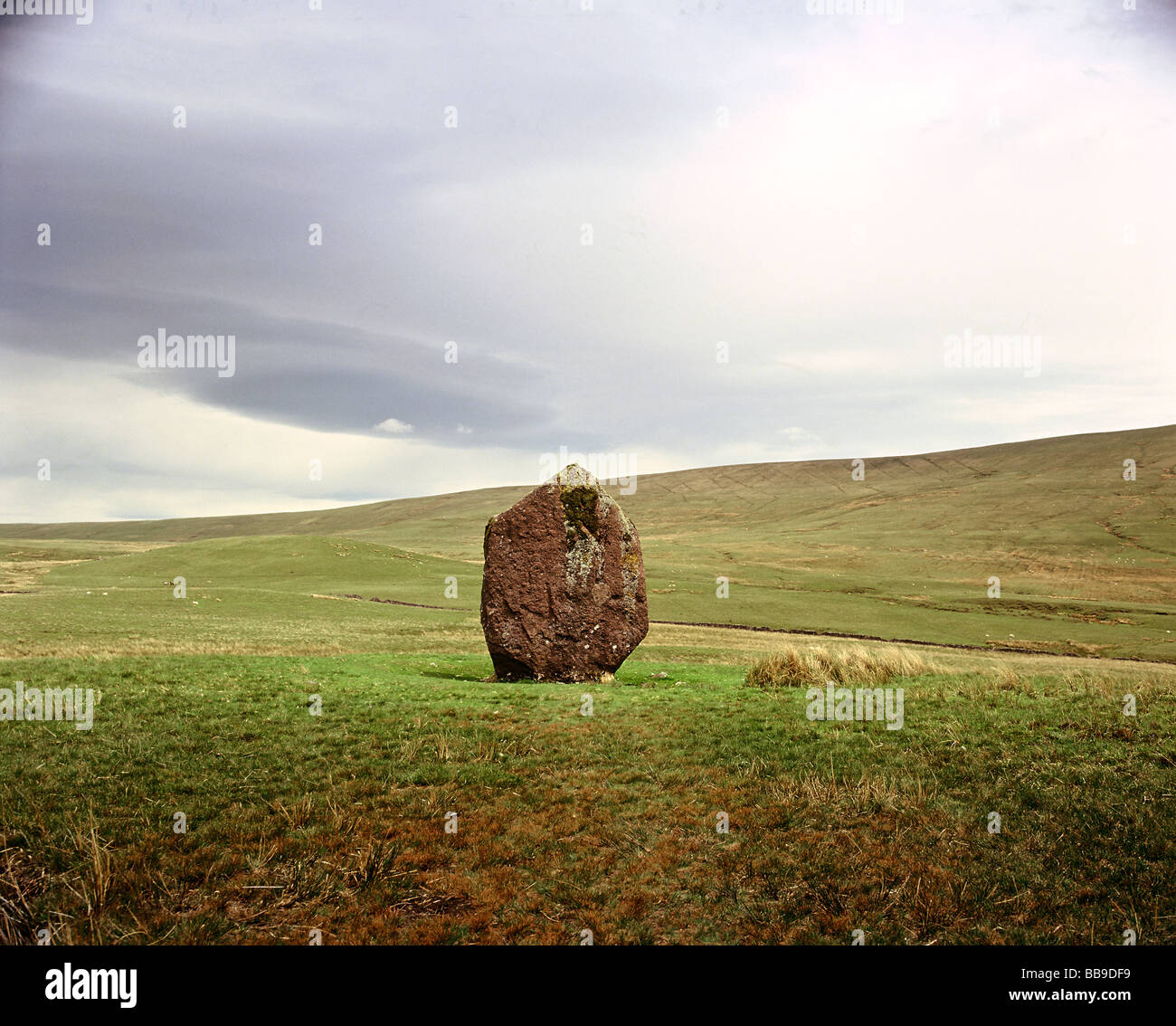 Maen Llia Nr Ystradfellte Powys Wales Celtic Britain A diamond shaped Bronze Age standing Stone HOMER SYKES Stock Photo
