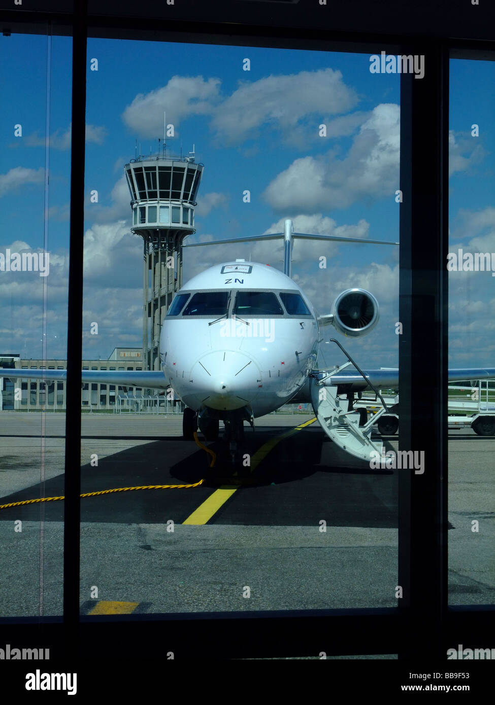 Crj 700 hi-res stock photography and images - Alamy