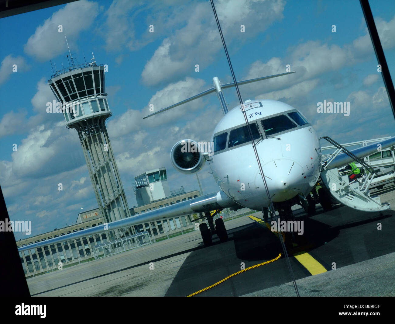 Crj 700 hi-res stock photography and images - Alamy