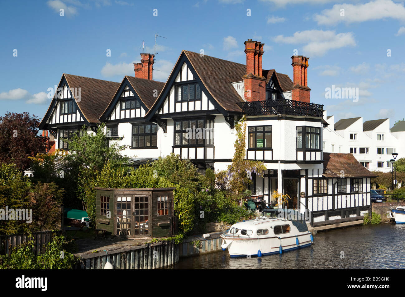 England Buckinghamshire Marlow Lock River Thames riverbank house with private mooring Stock Photo
