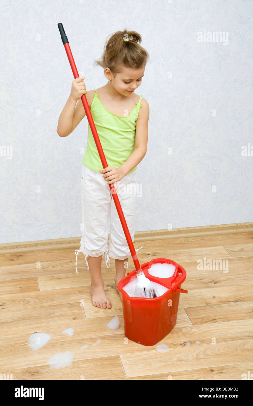 ребенок моет пол. мальчик моет пол. мыть пол в детской. детская швабра для уборки. маленькая девочка моет пол.